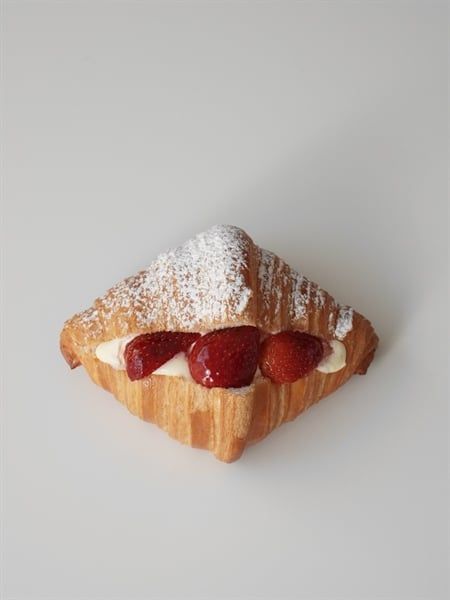  Cheese-Berry Croissant 