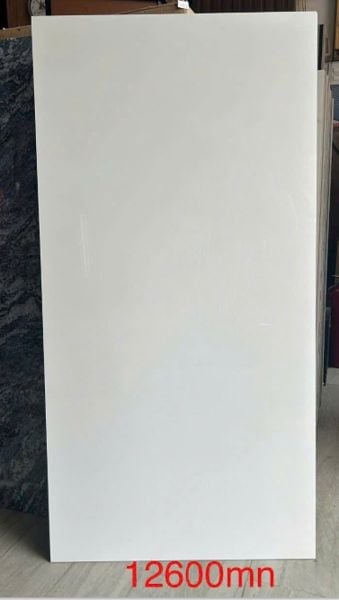  60*120 12600 Gạch ốp lát đá bóng kính khổ lớn trắng trơn (3v/th/2.16m) 