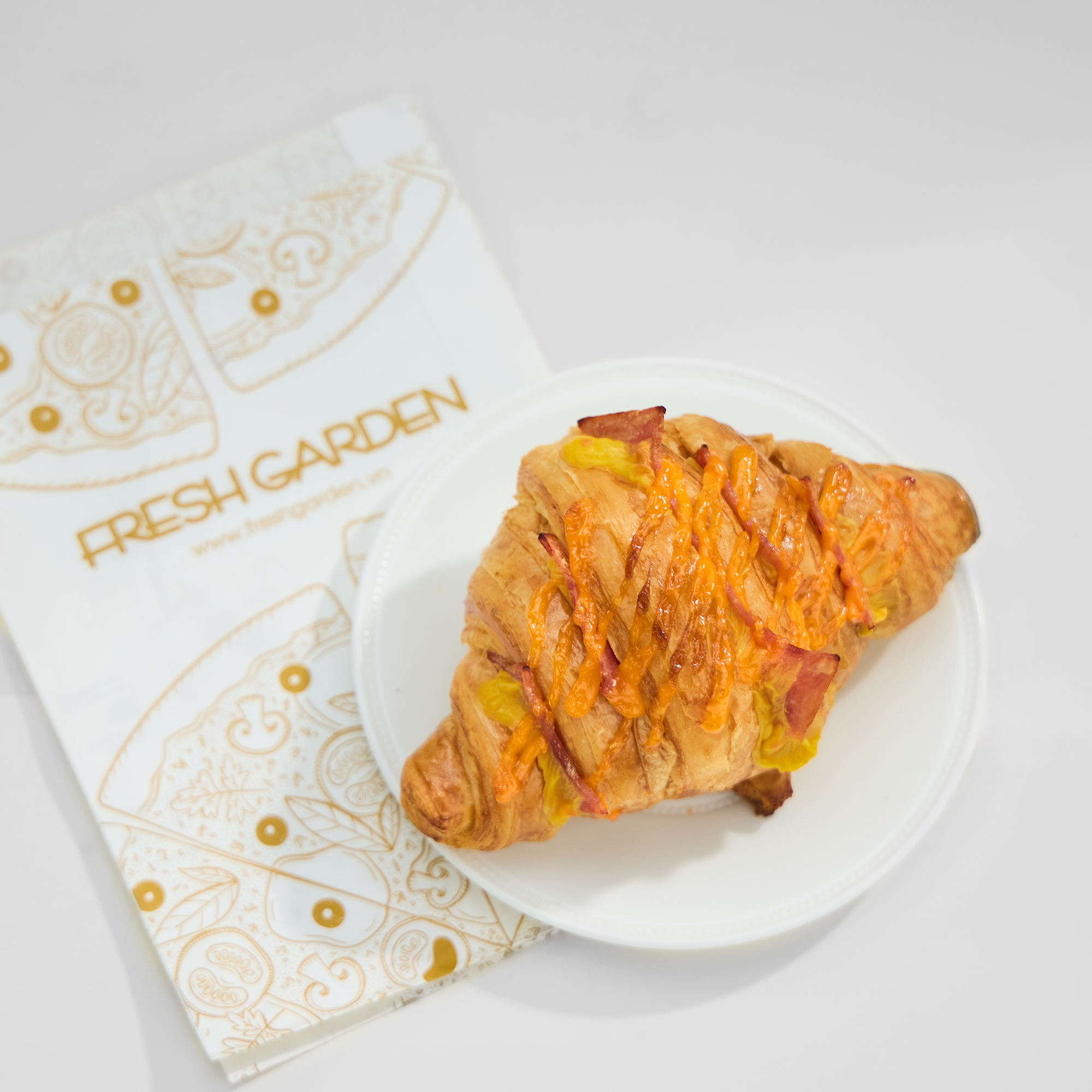 Bánh croissant giăm bông phô mai