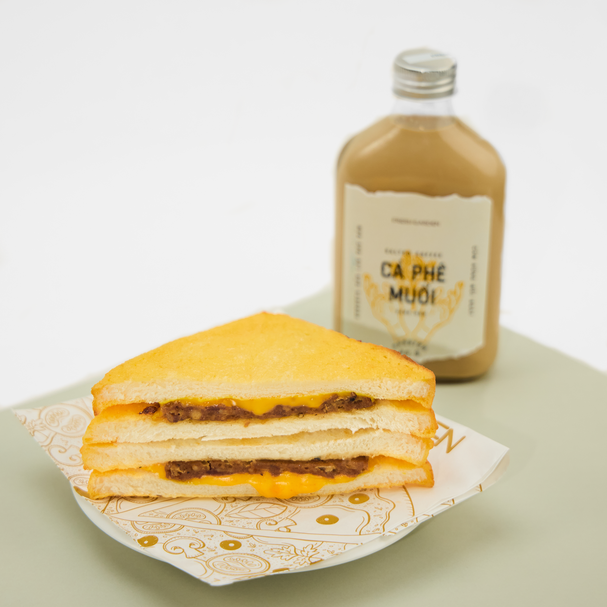 Bánh sandwich heo nướng sốt tiêu đen
