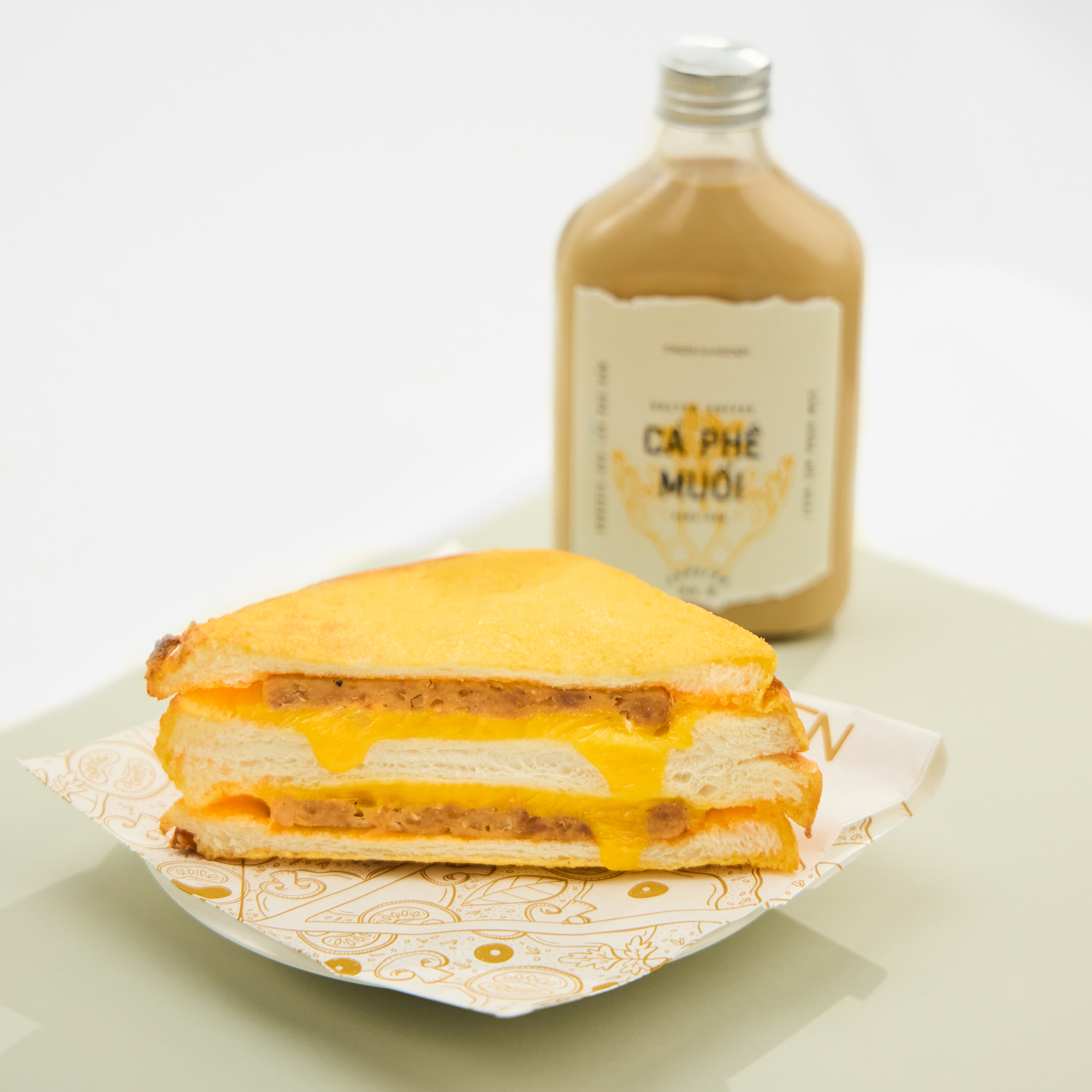 Bánh sandwich tôm thịt sốt phô mai