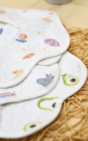  Yếm hoa chống thấm in hoa văn 1802 - HELLO BnB 