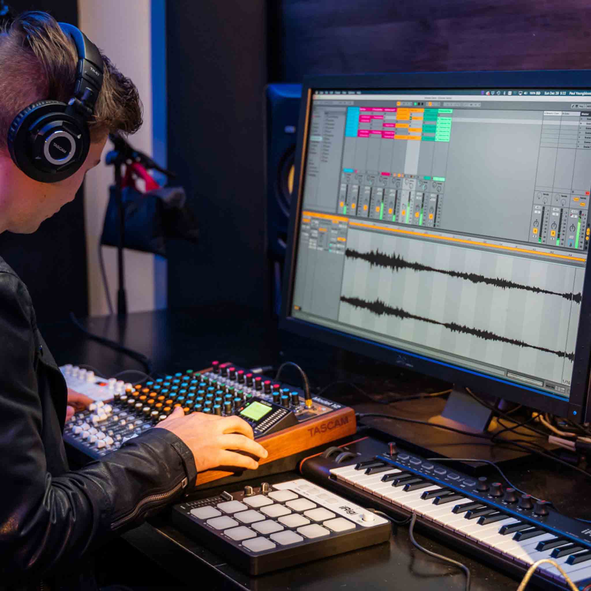  TASCAM Model 12 Mixer Bàn trộn thu âm