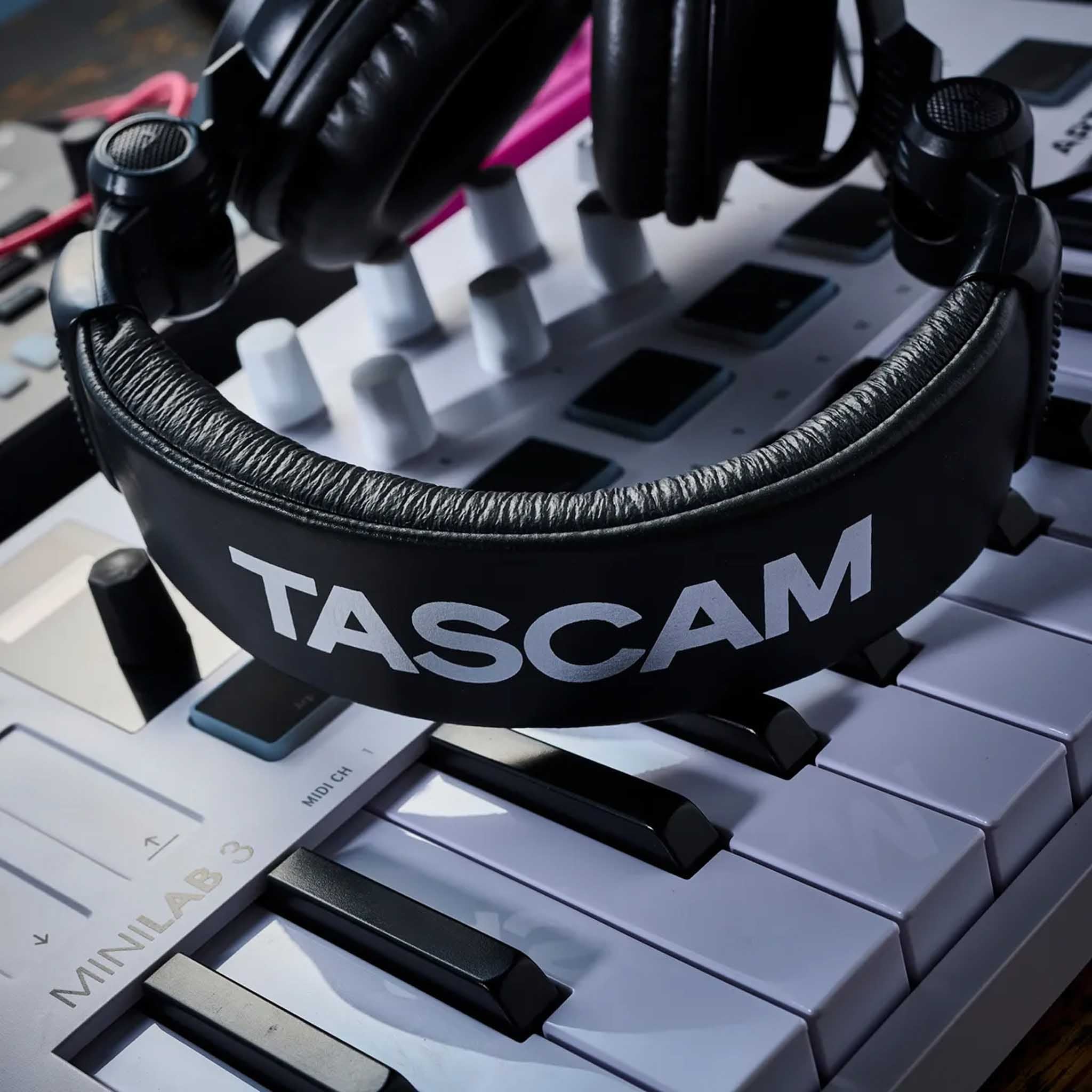  TASCAM TH-11 Tai Nghe Kiểm Âm
