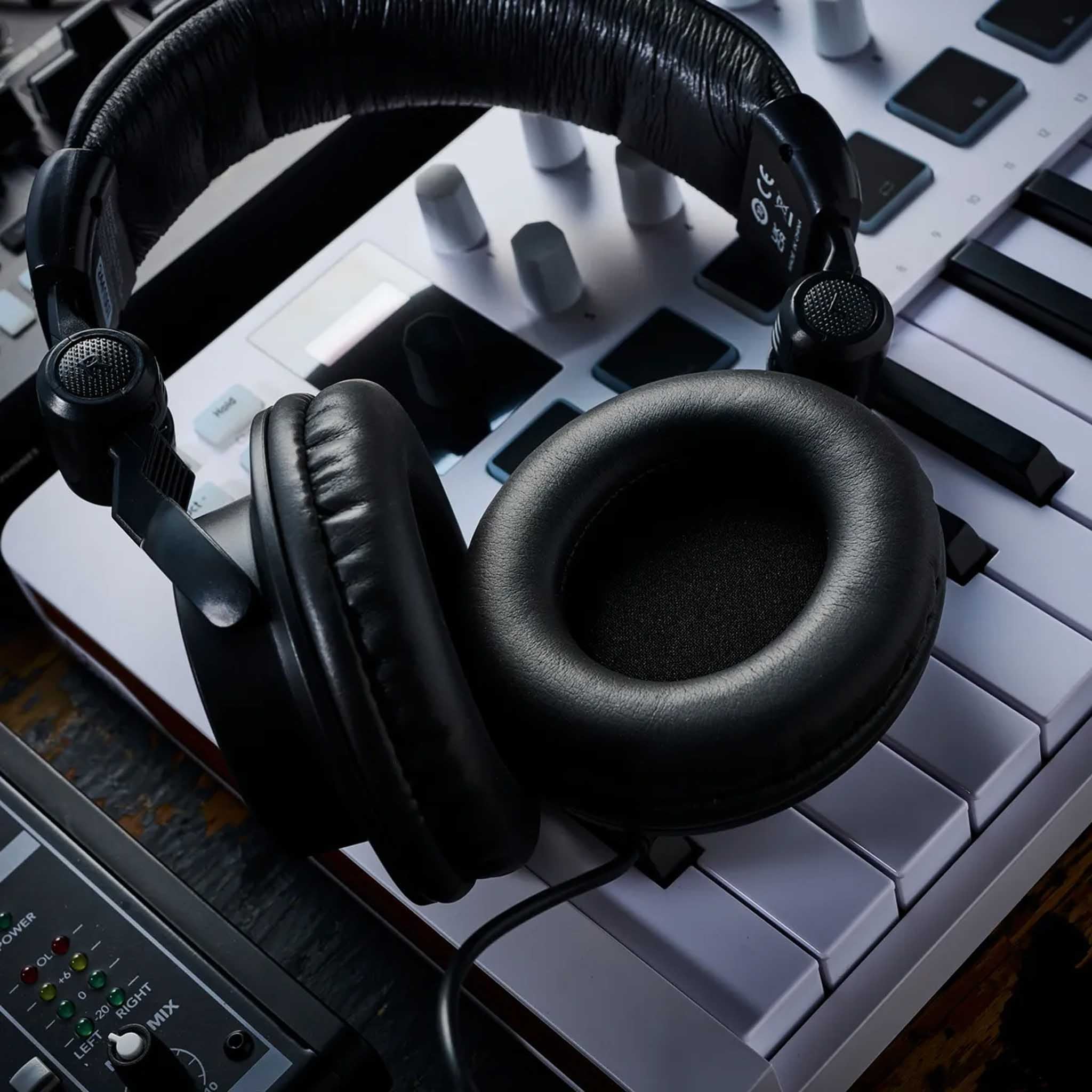  TASCAM TH-11 Tai Nghe Kiểm Âm