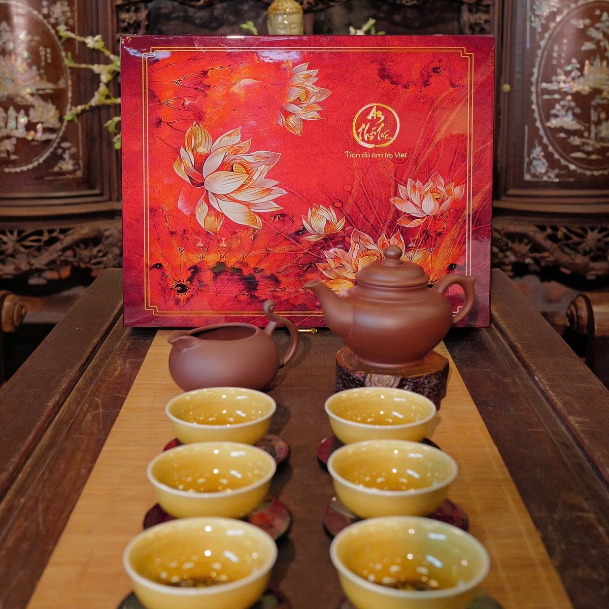Bộ ấm chén bên hộp quà sơn mài