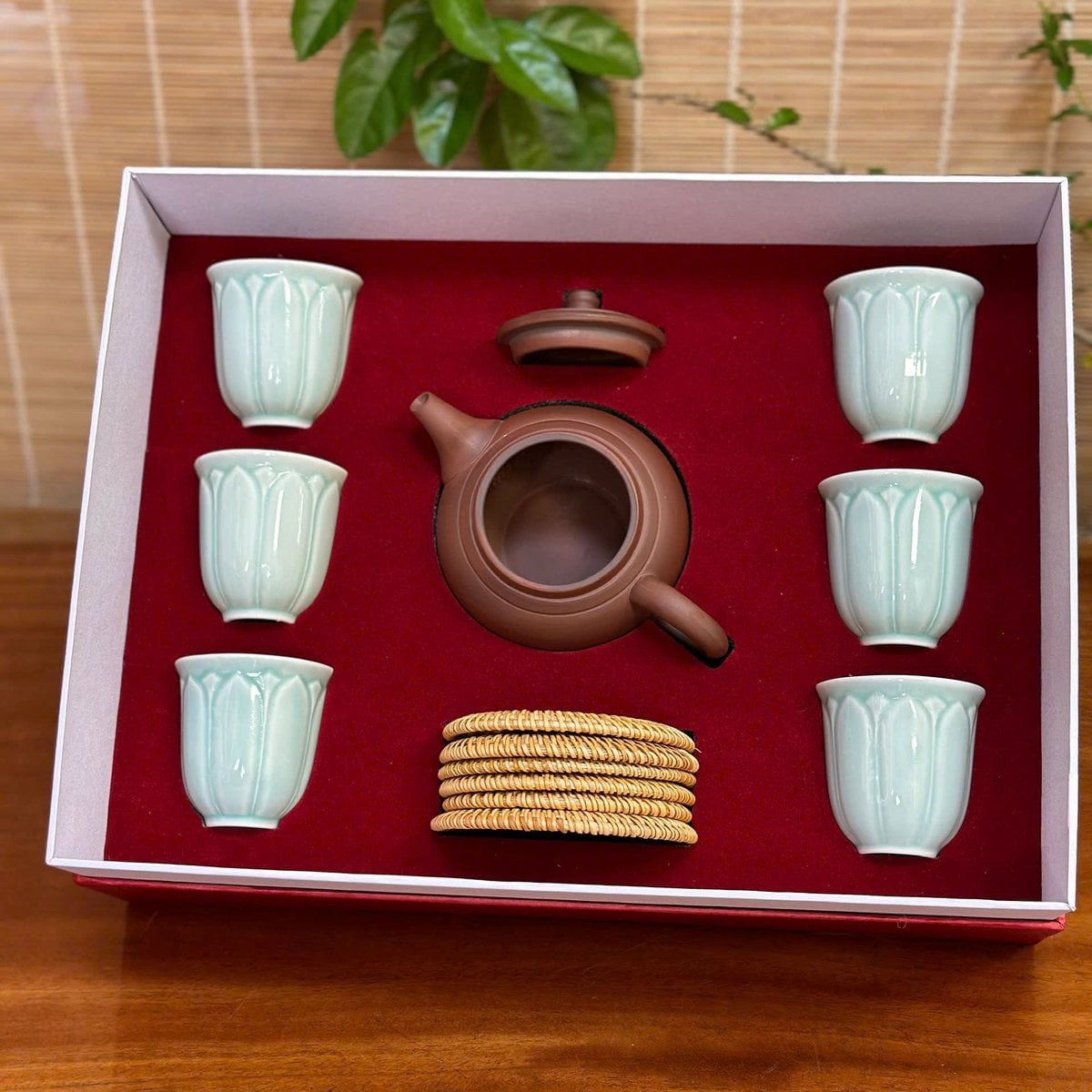 Bộ trà cụ cơ bản: ấm và 6 chén trong hộp quà