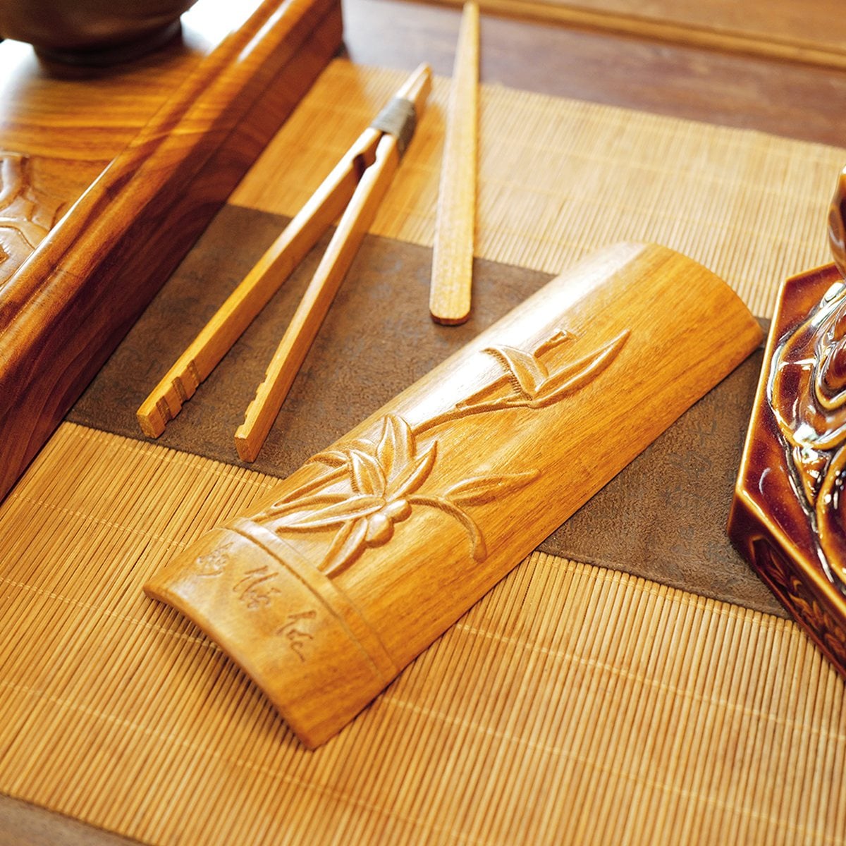 Dụng cụ trà bày trên bàn