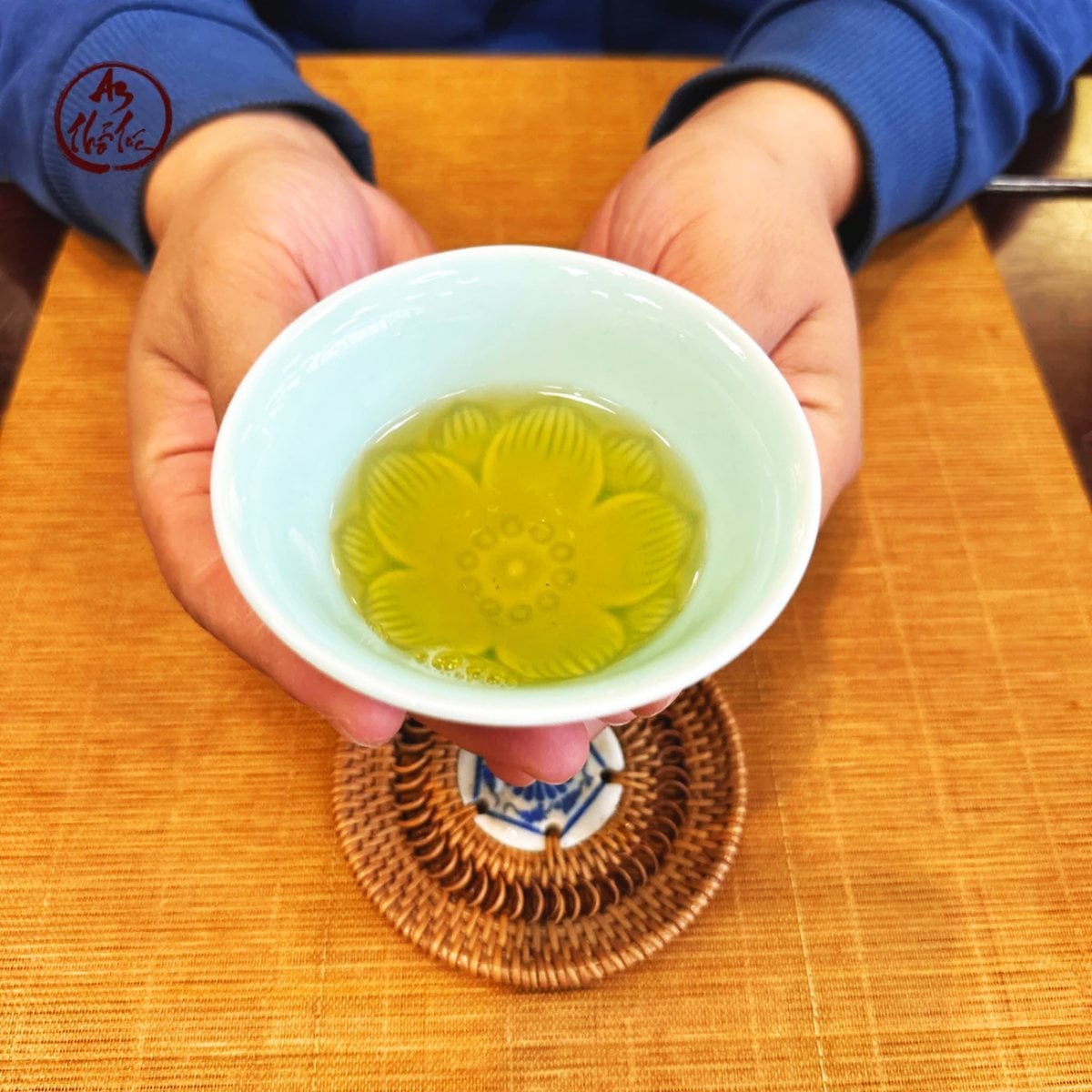 Chén chủ lớn nâng bằng hai tay