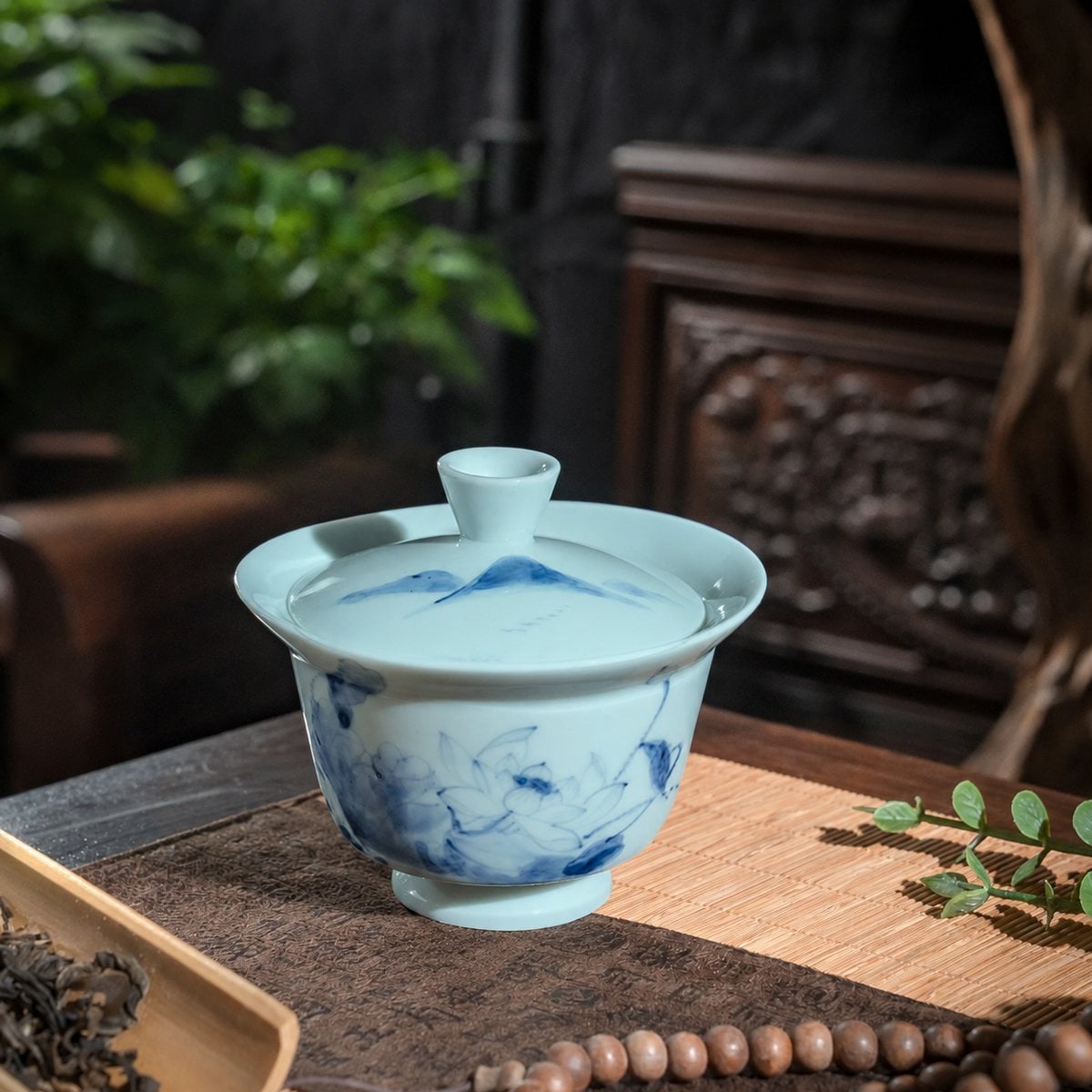 Chén khải sứ vẽ tay đặt trên bàn trà