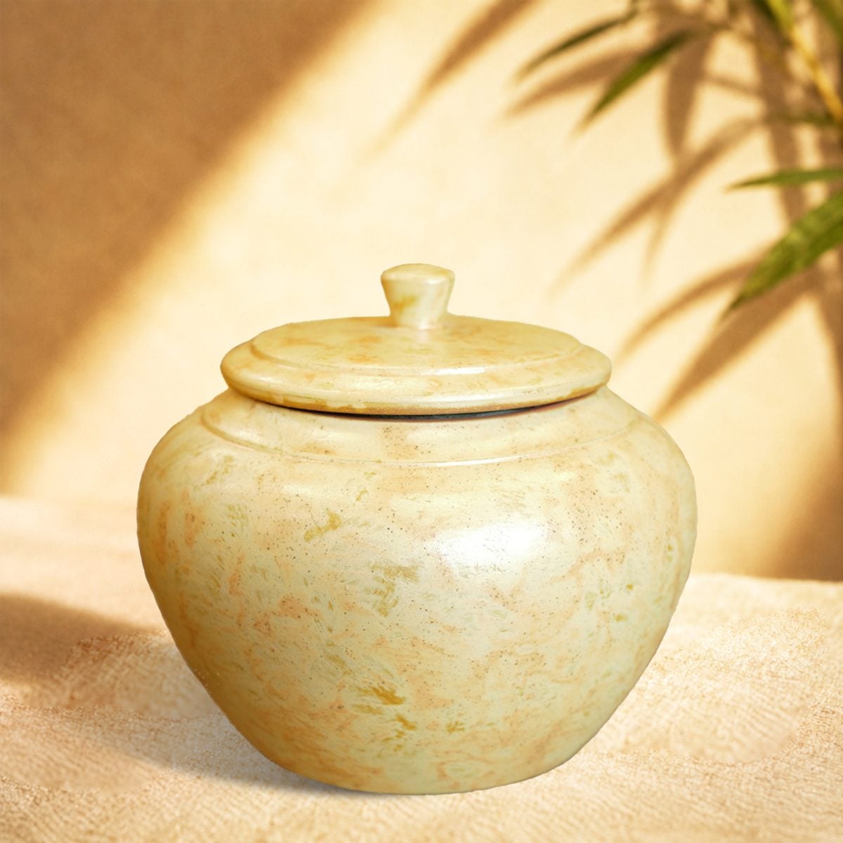 Hũ trà sứ hoa sen, mặt bên