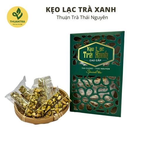 Hộp Kẹo Lạc Trà Xanh và kẹo trong khay tre