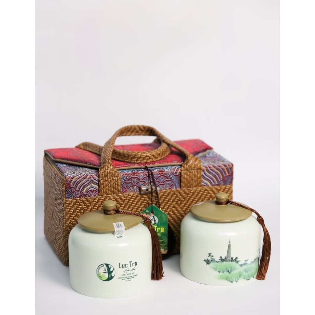  Set Quà Lục Trà Ướp Nhài – Hũ Sứ Và Túi Thổ Cẩm 