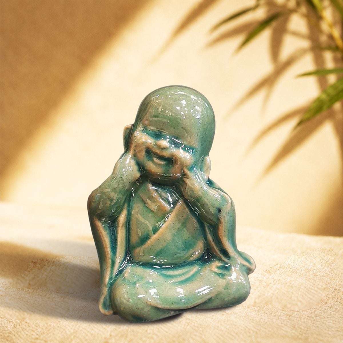 Tượng chú tiểu ngồi cười