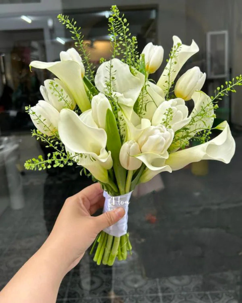 Mẫu Hoa Tươi Màu Trắng sang trọng, nhẹ nhàng, tinh khiết: Bó Hoa Cưới Cầm Tay Cô Dâu Whispers Of Elegance - HC49