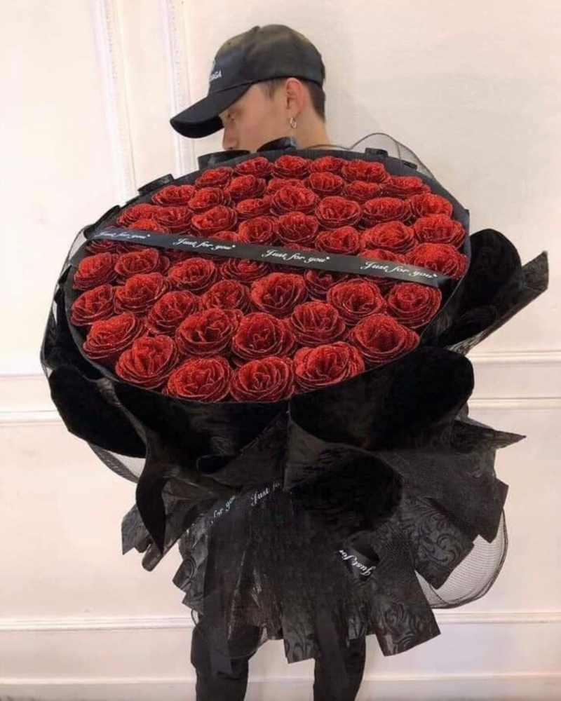  Love Circle - HST28 - Bó Hồng Đỏ Kim Tuyến 50 Bông - Hoa 20/10 