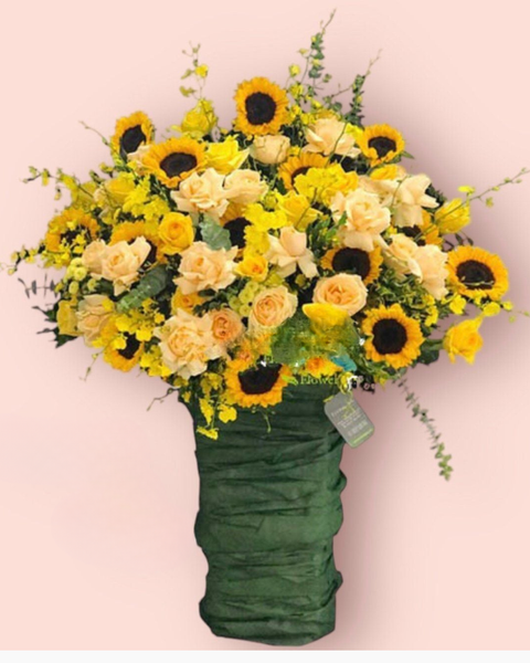 Mẫu hoa màu cam thể hiện nhiệt huyết, niềm vui và sự sáng tạo: Hộp Hoa Rực Rỡ - HCH46 - Hoa 20/11 Đầy Ý Nghĩa