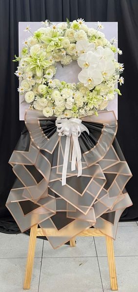 Mẫu Bó Hoa Bằng Tiền 500k Đẹp, Sang Chảnh Nhất: Vòng Hoa Kính Trọng - HTL192