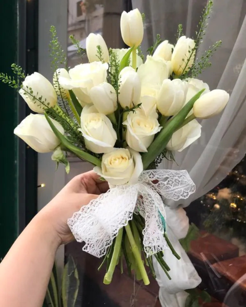 Mẫu Hoa Tươi Màu Trắng sang trọng, nhẹ nhàng, tinh khiết:  Bó Hoa Cưới Cầm Tay Cô Dâu Điệu Ngọt Ngào - HC58 