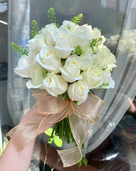 Mẫu Hoa Tươi Màu Trắng sang trọng, nhẹ nhàng, tinh khiết: Bó Hoa Cưới Cầm Tay Hạnh Phúc Tinh Khiết - HC57