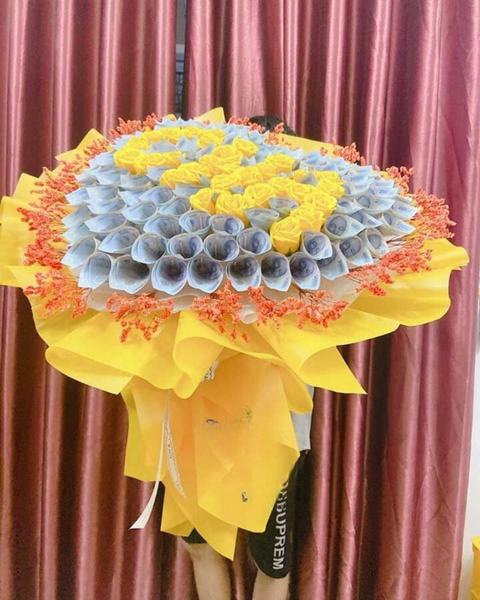 Mẫu Hoa Tươi Màu Vàng: Bó Hoa Tiền 20k Mix Hoa Hồng Sáp Vàng - BT19