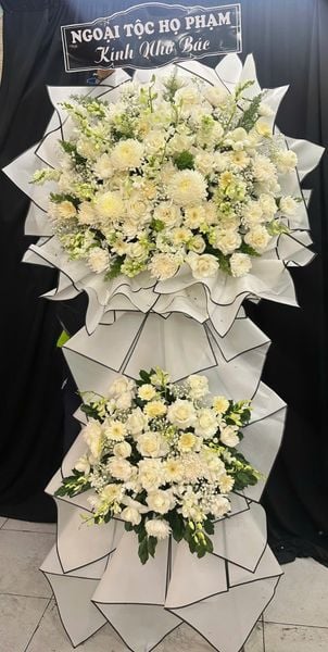 Mẫu Bó Hoa Bằng Tiền 500k Đẹp, Sang Chảnh Nhất: Vòng Hoa Bạch Cúc Tưởng Niệm - HTL204