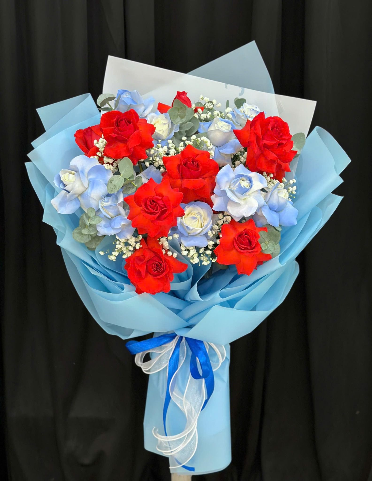  Bó Hoa Hồng Sắc Đỏ Trong Mây - 20/11- HBD301 