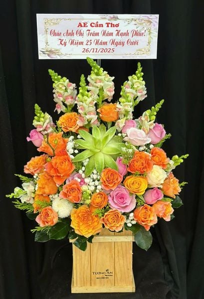 Hoa tặng người yêu đẹp nhất, bó hoa tặng bạn gái lãng mạn ý nghĩa:  Hộp Hoa Rực Rỡ Ngày Mới - HCH120 