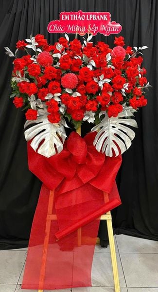 Mẫu Hoa Tươi Màu Đỏ dành cho tình yêu nồng cháy, niềm đam mê: Kệ Hoa Khai Trương Khởi Sắc Vươn Cao - HCM67
