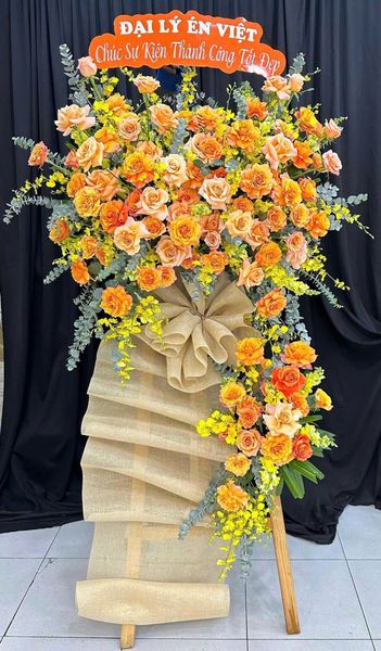 Mẫu hoa màu cam thể hiện nhiệt huyết, niềm vui và sự sáng tạo: Kệ Hoa Khai Trương Thành Tựu Bừng Sáng- HCM68