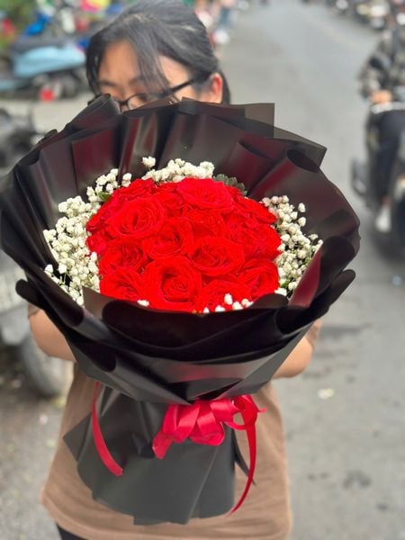 Mẫu Hoa Tươi Màu Đỏ dành cho tình yêu nồng cháy, niềm đam mê: Bên Em - HBT20 - Hoa Hồng 20/10 - Hoa Hồng đỏ và Hoa Baby