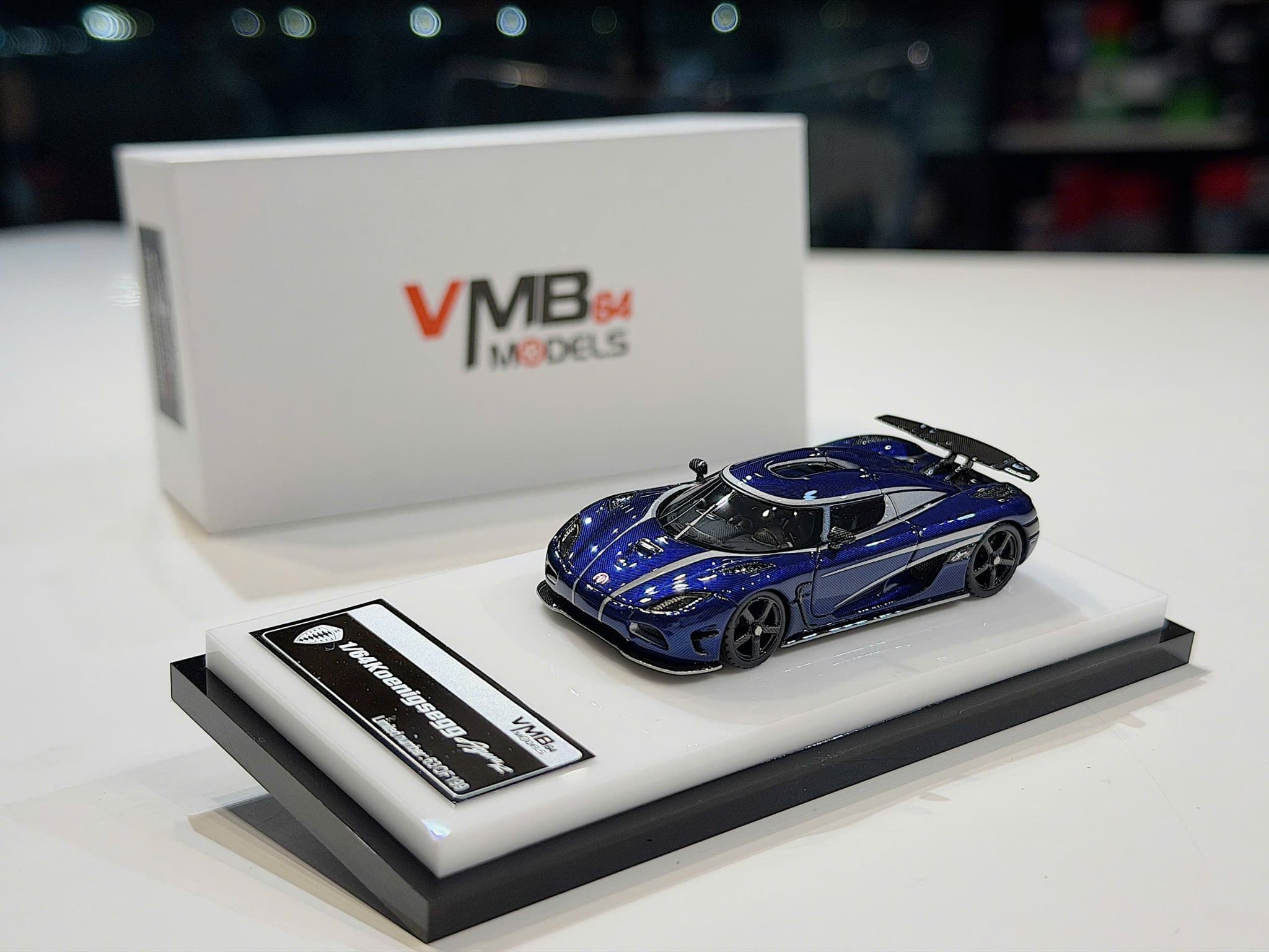 XE MÔ HÌNH KOENIGSEGG AGERA R BLUE CARBON,TỶ LỆ 1/64 VMB