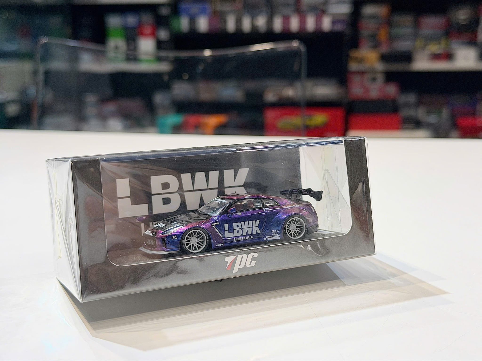 XE MÔ HÌNH NISSAN GTR R35 LBW CHAMELEON,TỶ LỆ 1/64 TPC