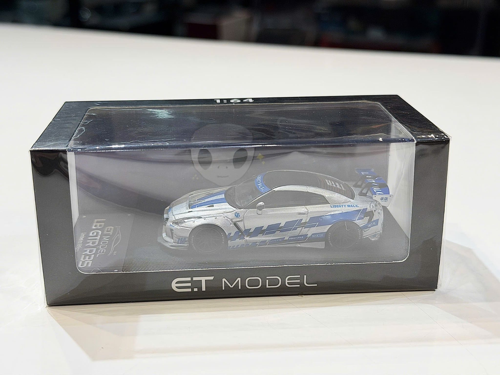 XE MÔ HÌNH NISSAN GTR R35 WIDEBODY SIVER,TỶ LỆ 1/64 ET