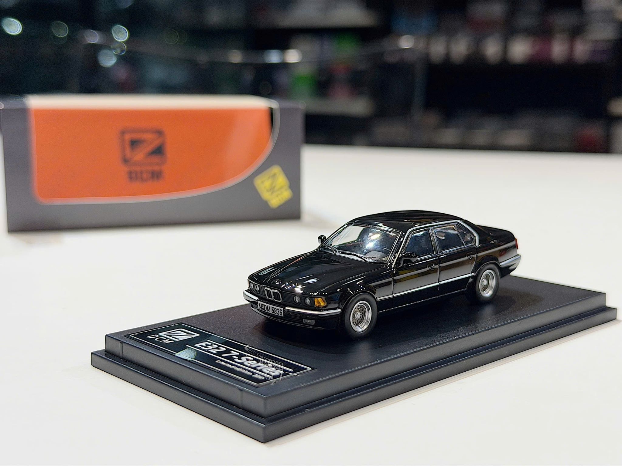 XE MÔ HÌNH BMW 7 SERIE E32 BLACK,TỶ LỆ 1/64 DCM