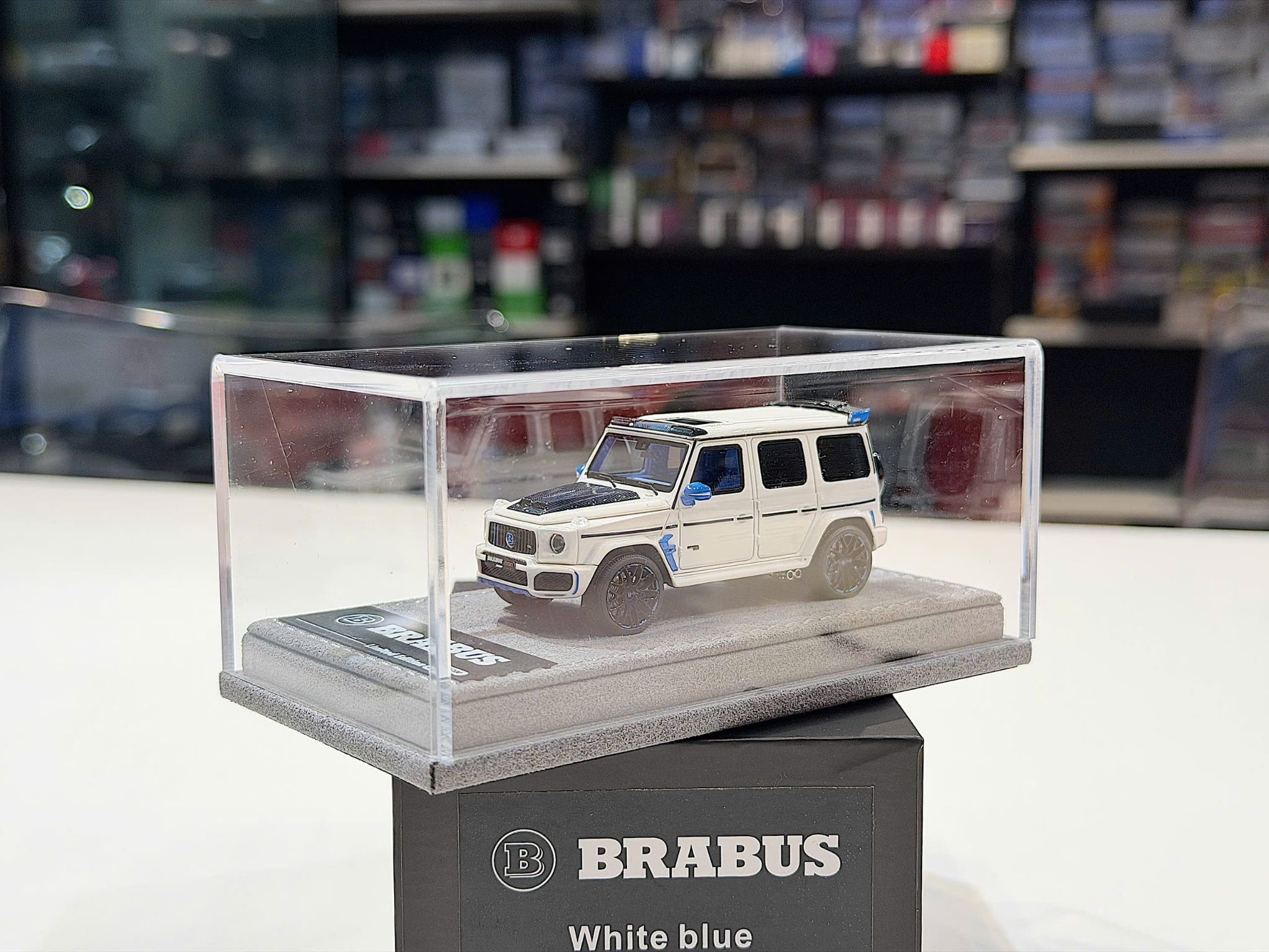 XE MÔ HÌNH MERCEDES BENZ G800 BRABUS WHITE BLUE CARBON FIBER,TỶ LỆ 1/64 HERMES COLLECTION