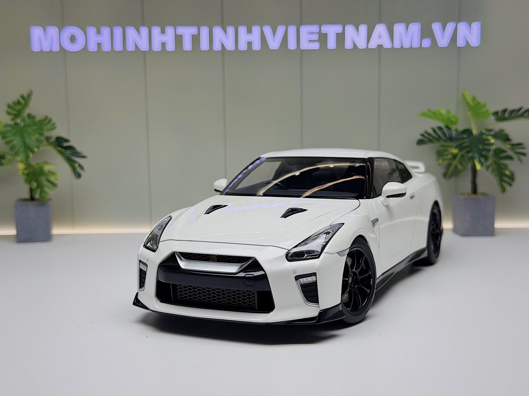 XE MÔ HÌNH NISSAN GT-R R35 TRACK EDITION ENGINEERED BY NISMO PEARL WHITE,TỶ LỆ 1/64 MOTORHELIX