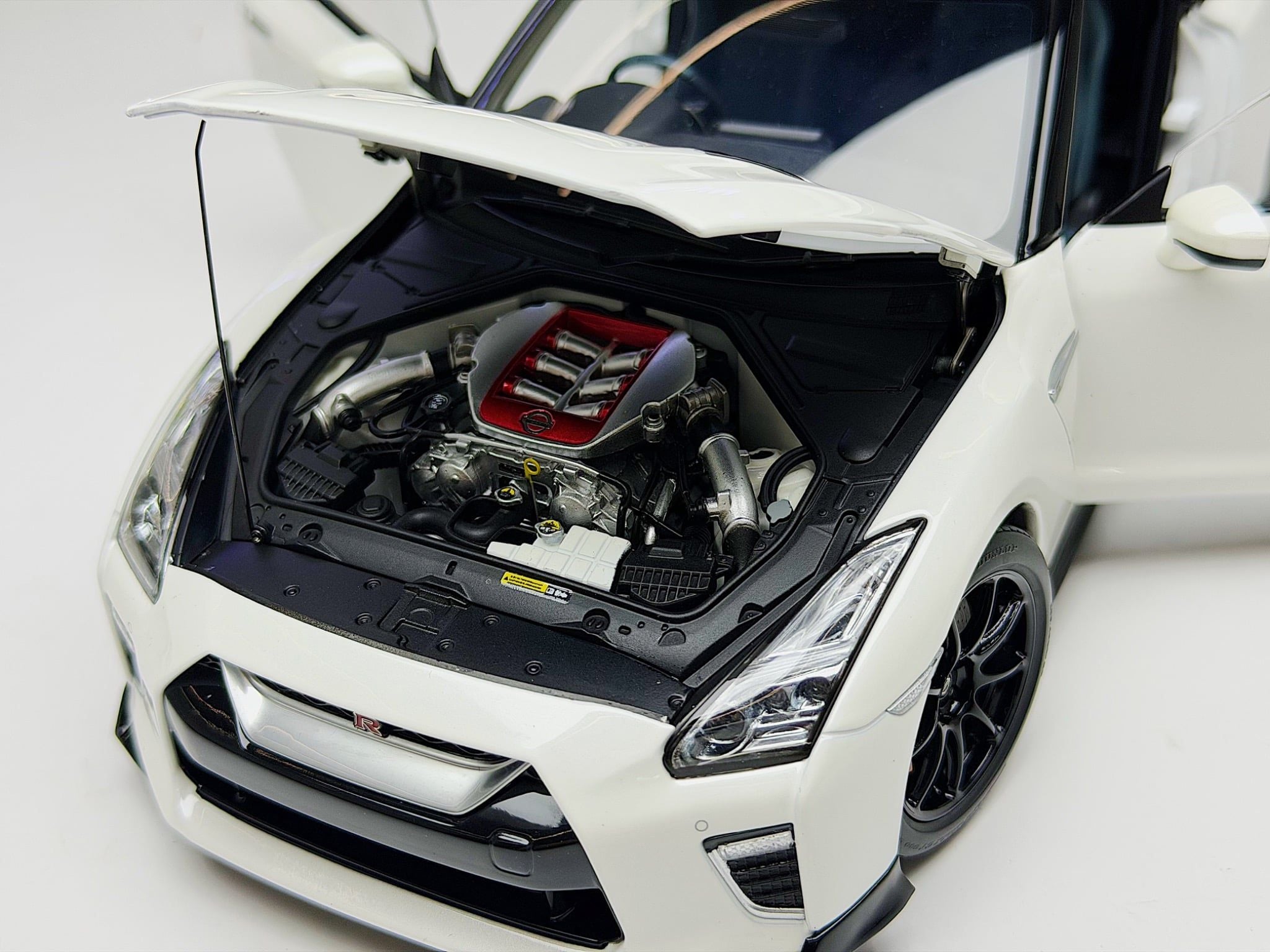 XE MÔ HÌNH NISSAN GT-R R35 TRACK EDITION ENGUNEERED BY NISMO PEARL WHI ...