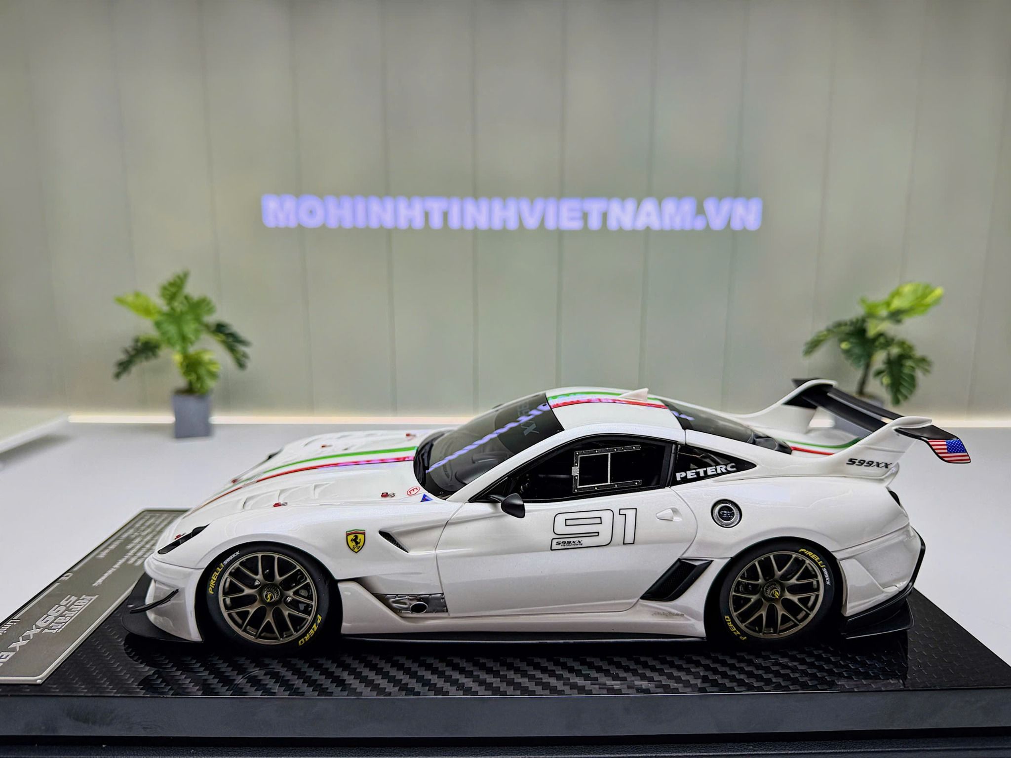 XE MÔ HÌNH FERRARI 599XX EVO BIANCO AVUS,TỶ LỆ 1/18 CD MODEL