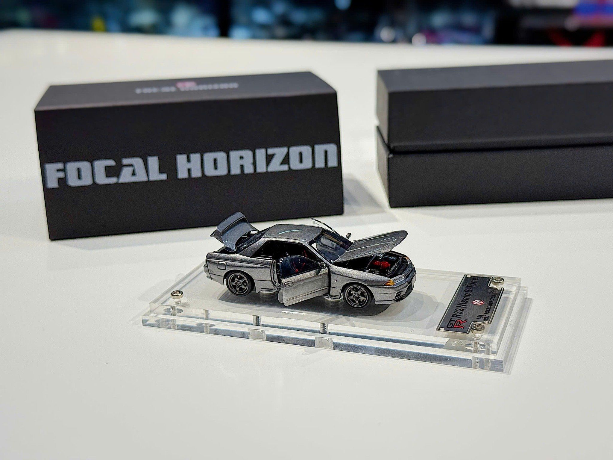 XE MÔ HÌNH NISSAN R32 SKYLINE FULL OPEN SILVER,TỶ LỆ 1/64 FOCAL HORIZON