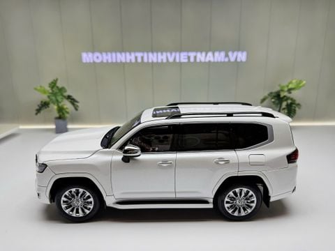  XE MÔ HÌNH TOYOTA LAND CRUISER LC300 ZX WHITE,TỶ LỆ 1/18 LCD 