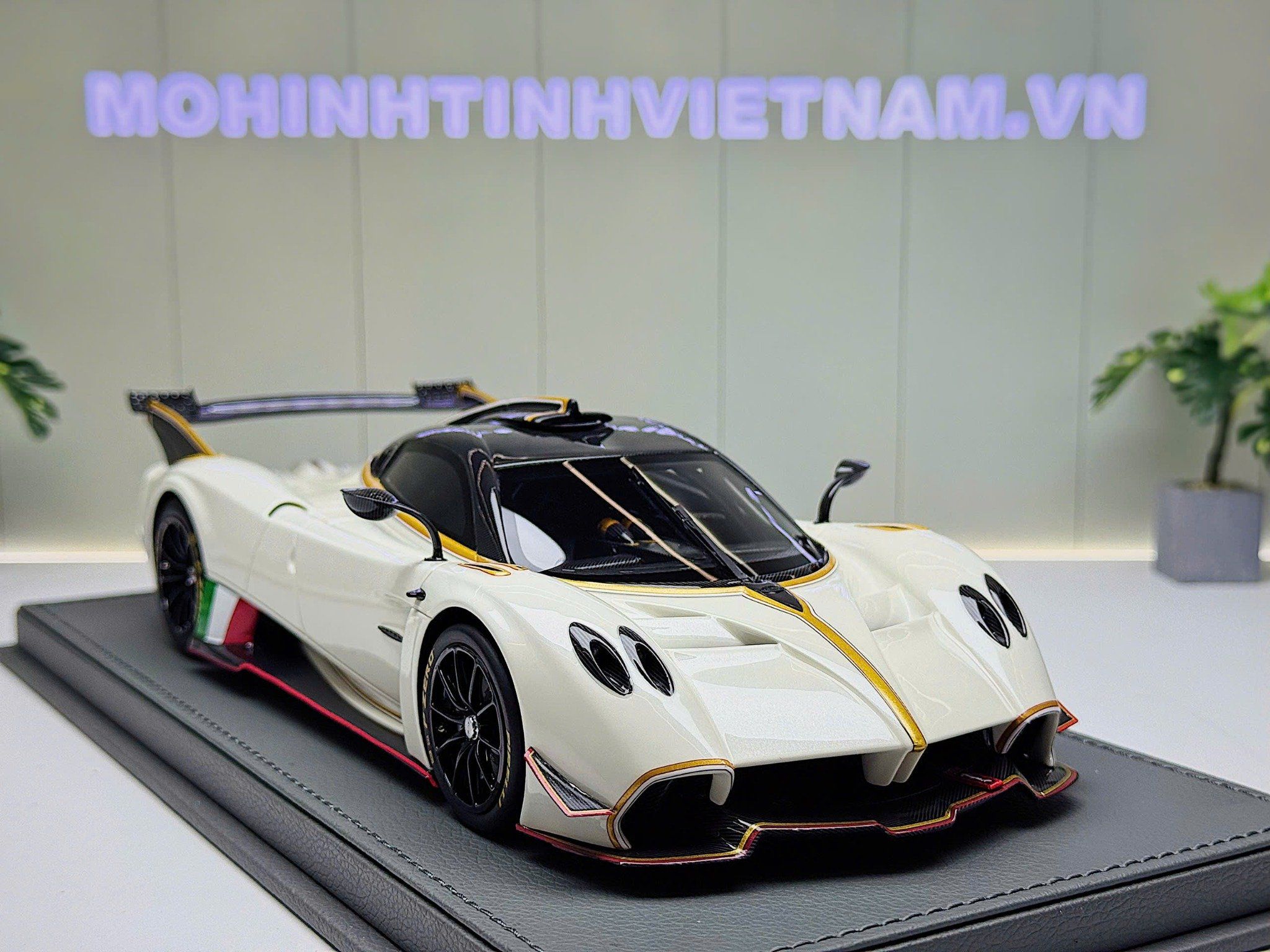 XE MÔ HÌNH PAGANI HUAYRA R BIANCO BENNY,TỶ LỆ 1/18 BBR