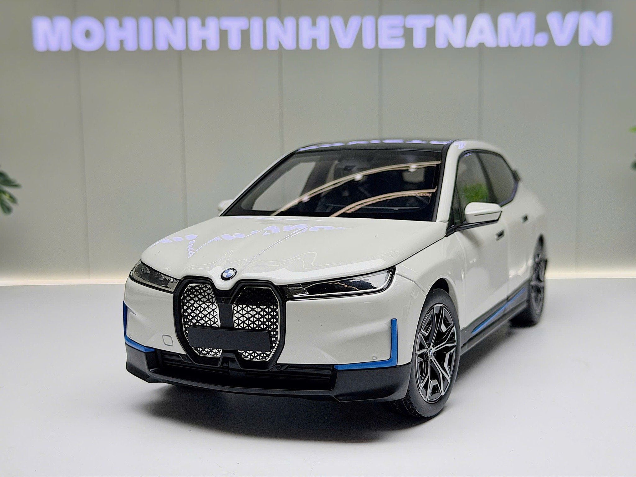XE MÔ HÌNH BMW IX WHITE METALLIC,TỶ LỆ 1/18 MINICHAMPS