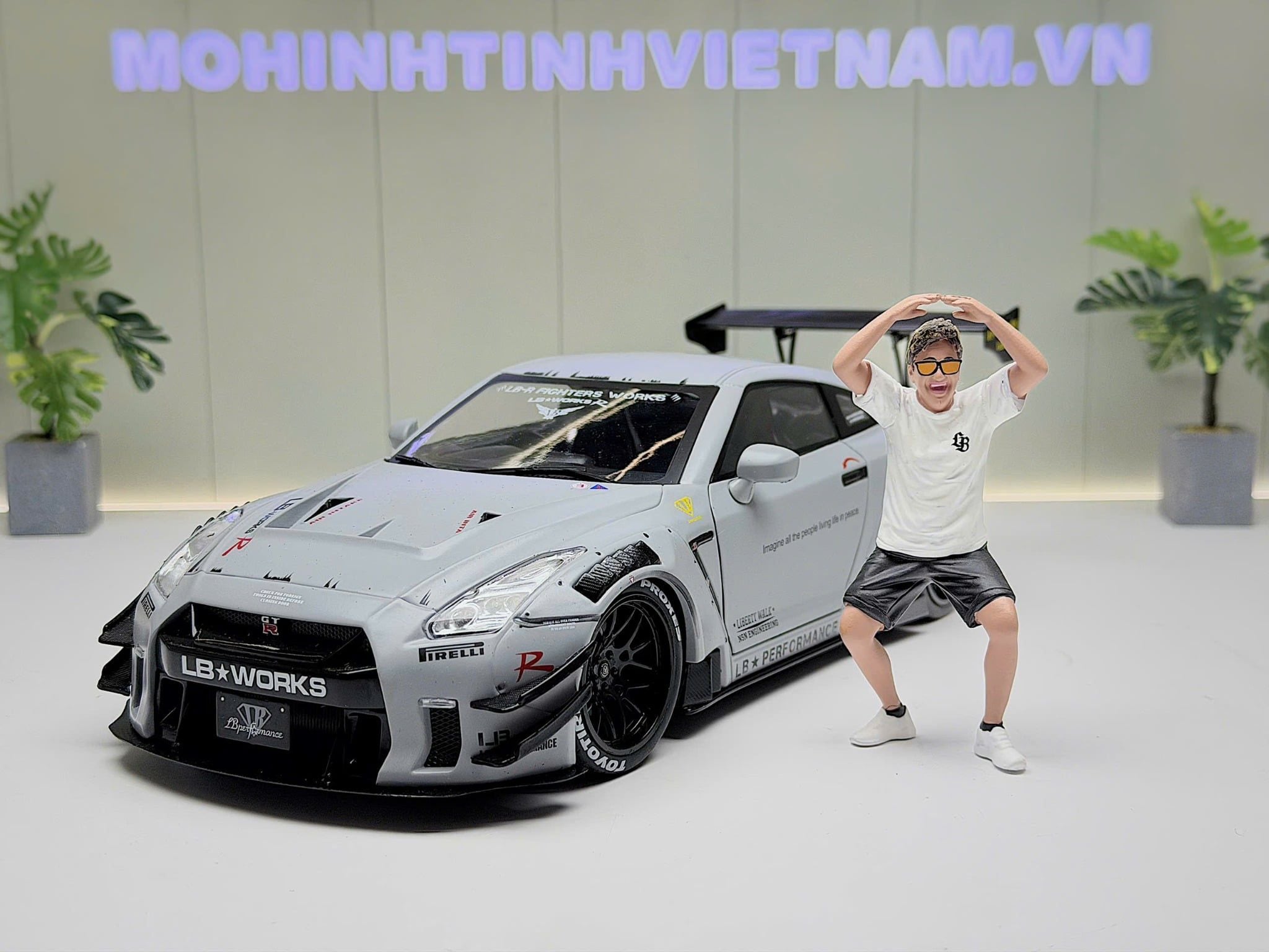 XE MÔ HÌNH NISSAN GT-R R35 LIBERTY WALK + FIGURE WATARU KATO,TỶ LỆ 1/18 SOLIDO