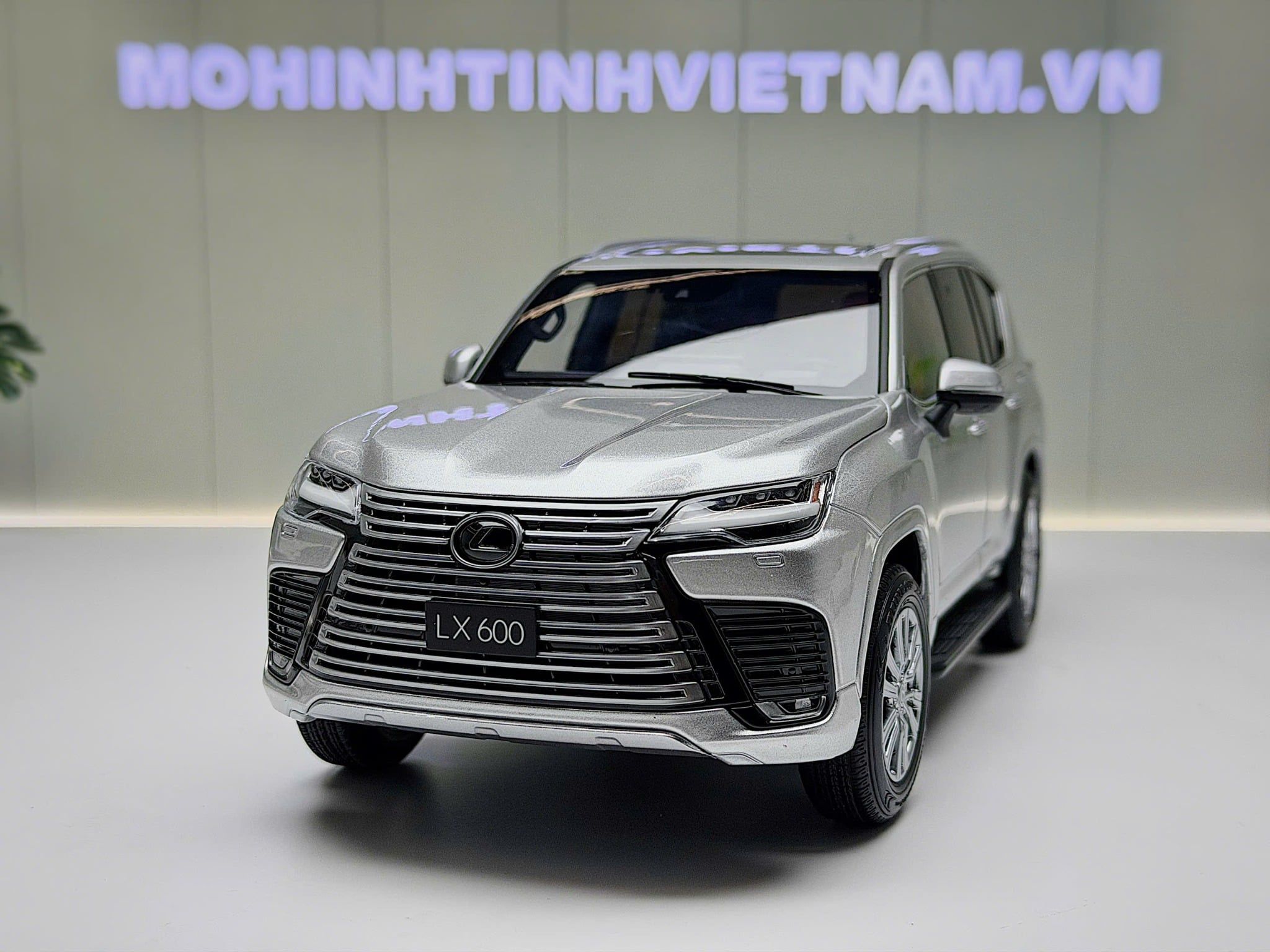 XE MÔ HÌNH LEXUS LX600 SILVER,TỶ LỆ 1/18 LCD