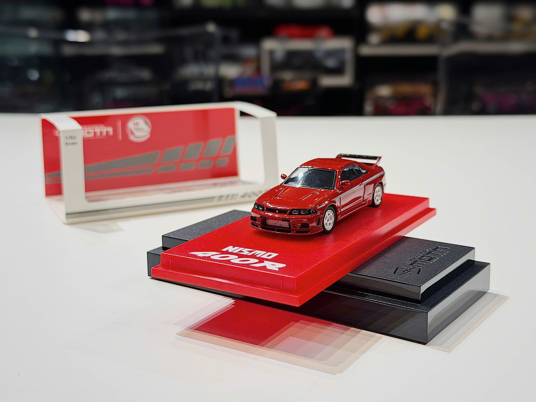 XE MÔ HÌNH NISSAN NISMO 400R R33 RED + ĐẾ ĐÈN,TỶ LỆ 1/64 KYOSHO