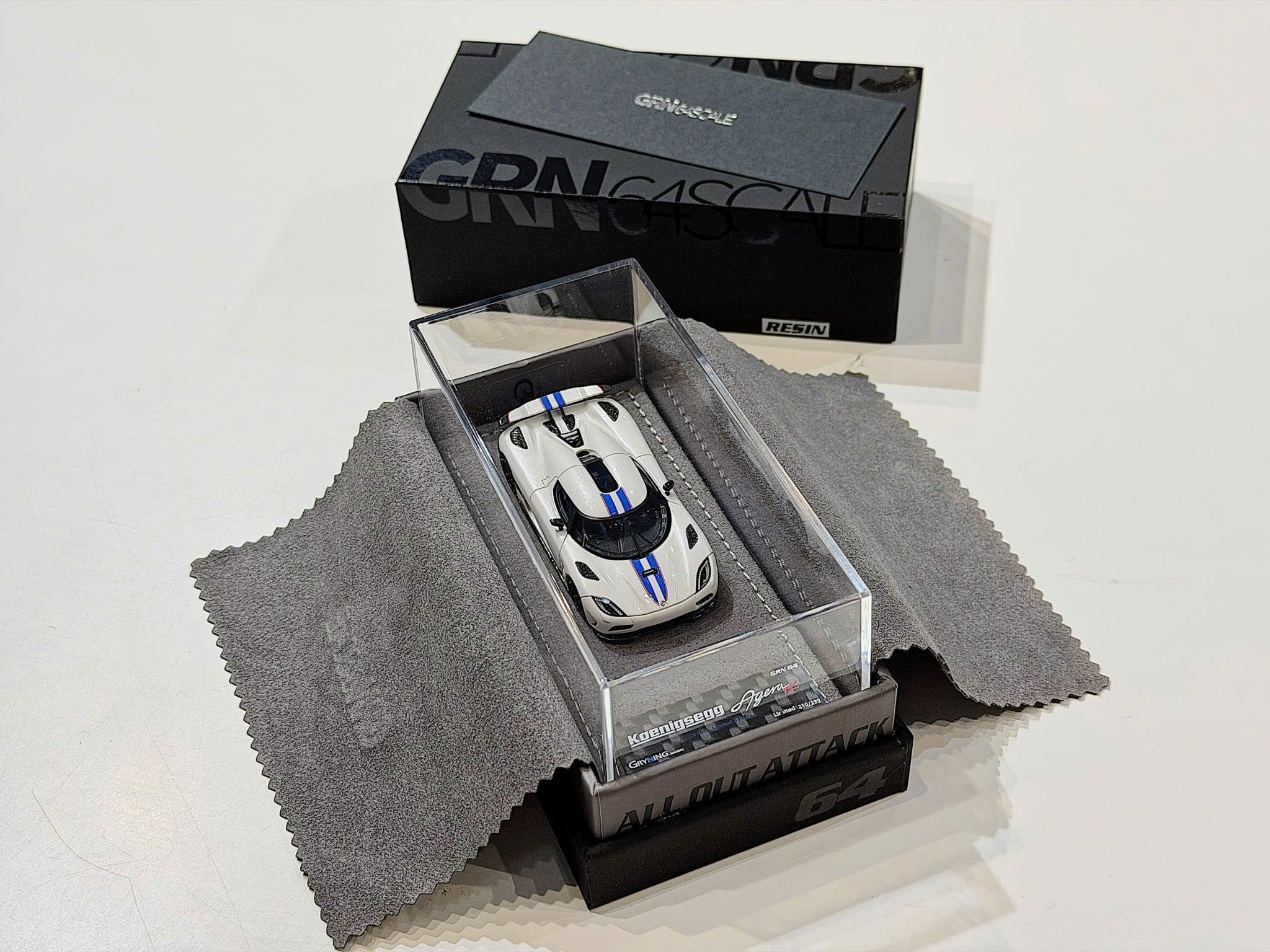 XE MÔ HÌNH KOENIGSEGG AGERA R PEARL WHITE,TỶ LỆ 1/64 GRYNING