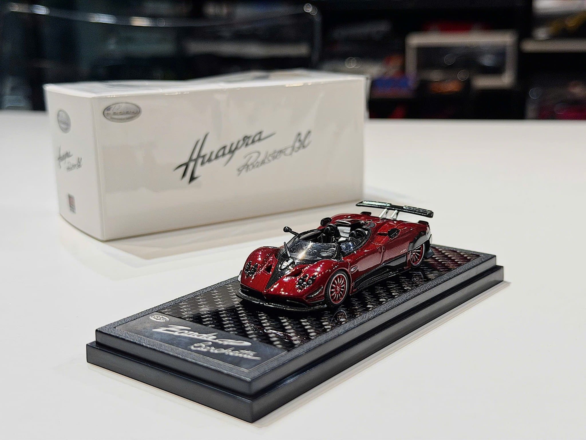 XE MÔ HÌNH PAGANI ZONDA BARCHETTA CARBON RED,TỶ LỆ 1/64 LCD