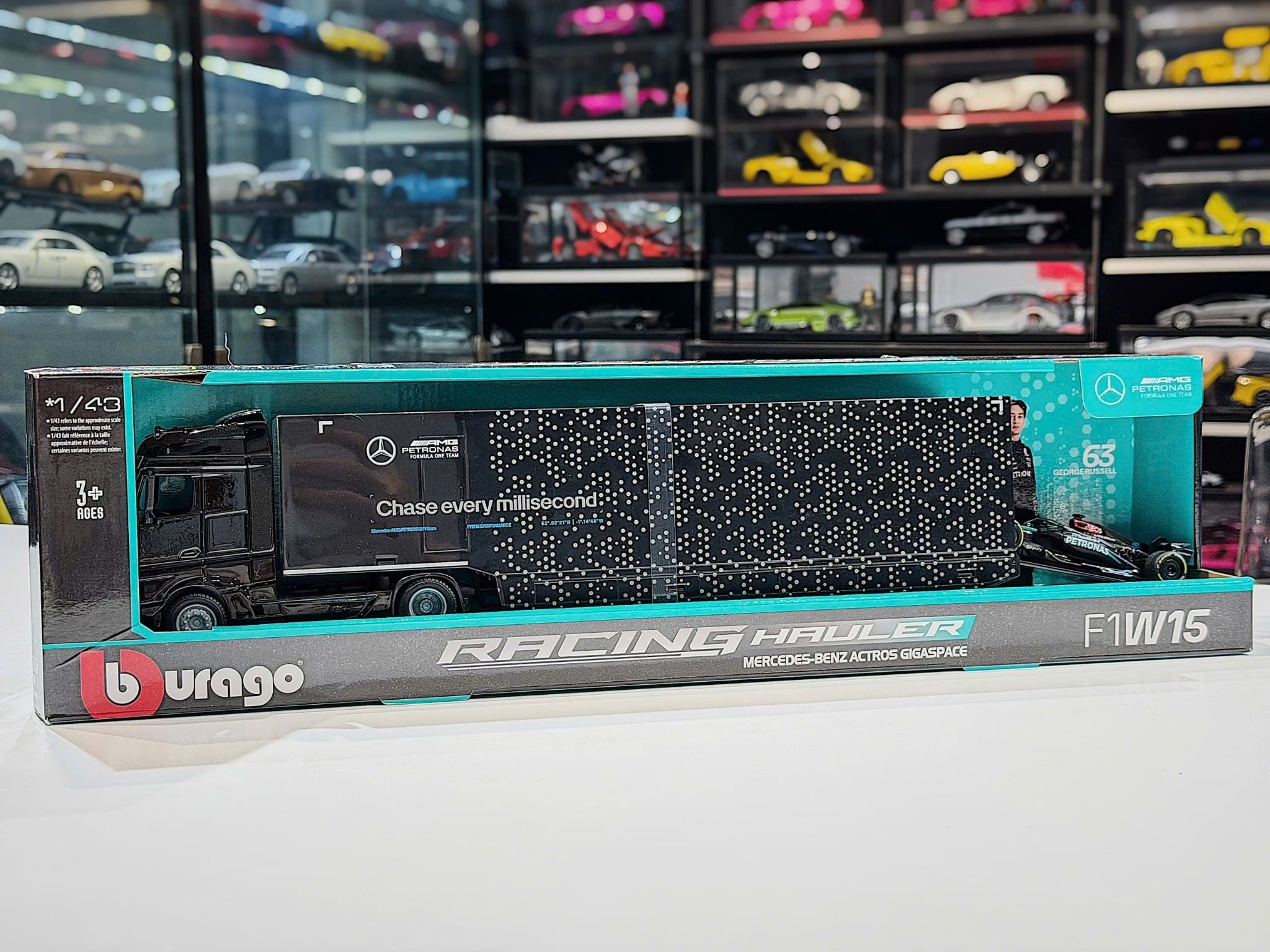 XE MÔ HÌNH AMG PETRONAS FORMULA ONE TEAM - MERCEDES BENZ ACTROS + F1 W15,TỶ LỆ 1/43 BBURAGO