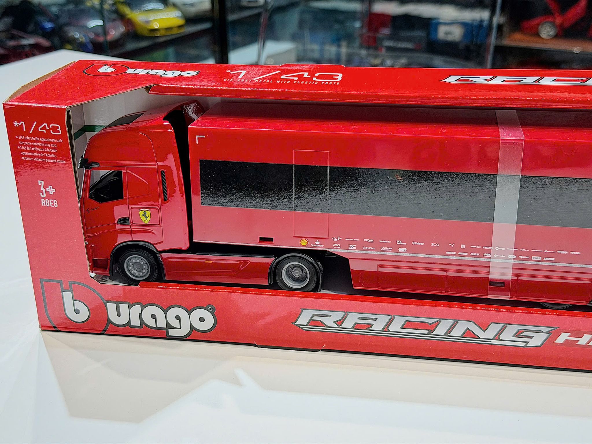 Bburago - Iveco S-Way 570 Racing con Ferrari SF-24#16 Leclerc, Set Diecast a Escala 1:43, Camión Detallado con Coche de F1, Licencias Oficiales de Ferrari e Iveco, Edad Recomendada 3 Años